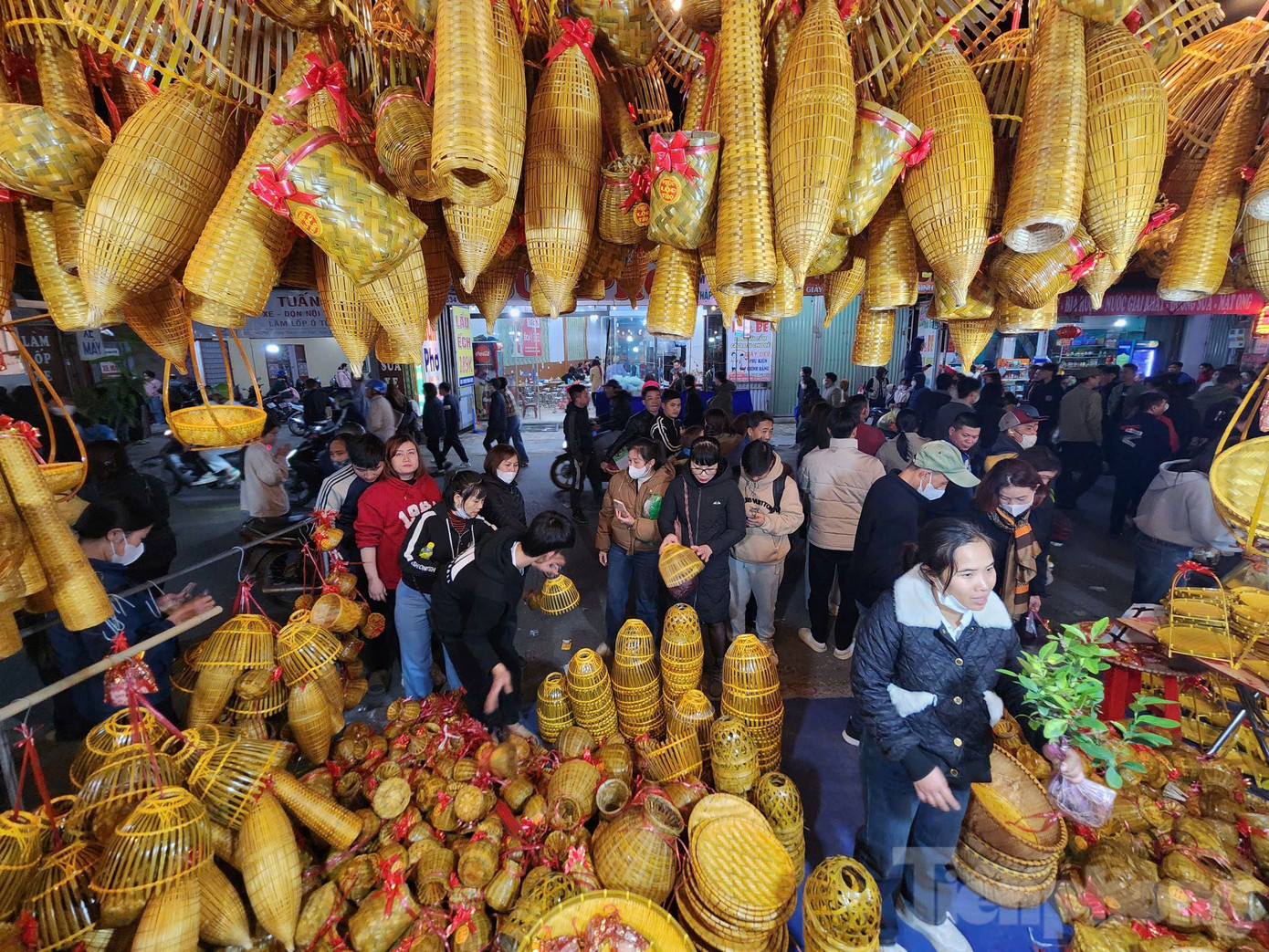 Chợ Viềng Nam Định được biết đến là phiên chợ đặc trưng của dân cư nông nghiệp. Chợ bán những mặt hàng đặc trưng như cây cảnh, đồ cổ, đồ cũ, công cụ nhà nông.
