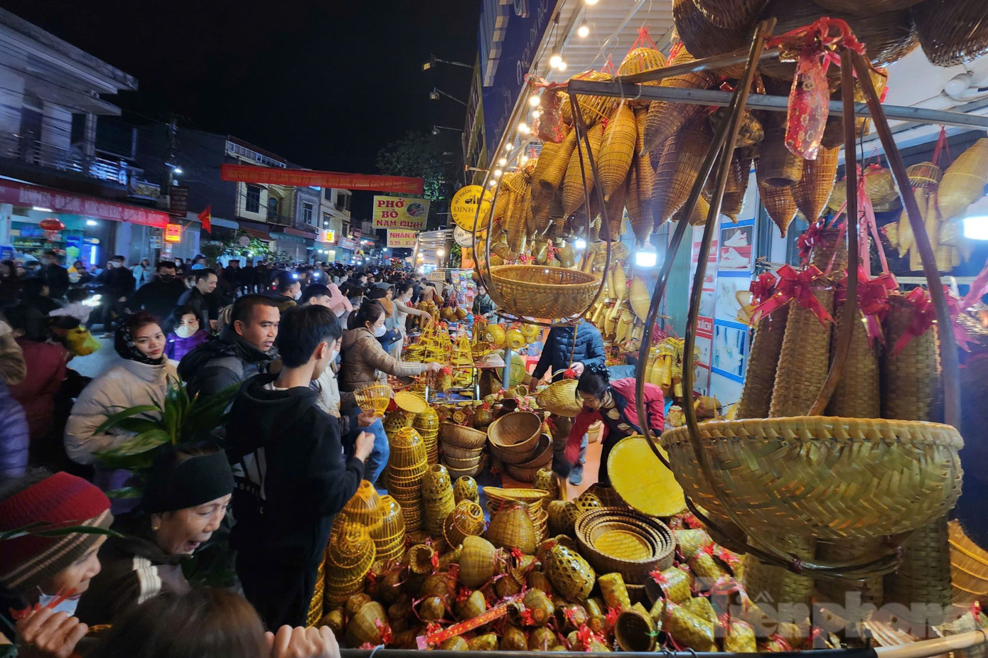Về chợ Viềng, các hộ làm nghề buôn bán thì mong cầu mua may, bán may. Các hộ nông dân thuần túy thì mua cây giống, con giống, cầu cho mưa thuận gió hòa, nuôi trồng phát đạt...Người đi chợ Viềng không ai muốn ra về tay không, bởi thế mọi người đều cố gắng lựa chọn lấy một món đồ ưng ý trong vô số các mặt hàng đủ các chủng loại tại chợ.
