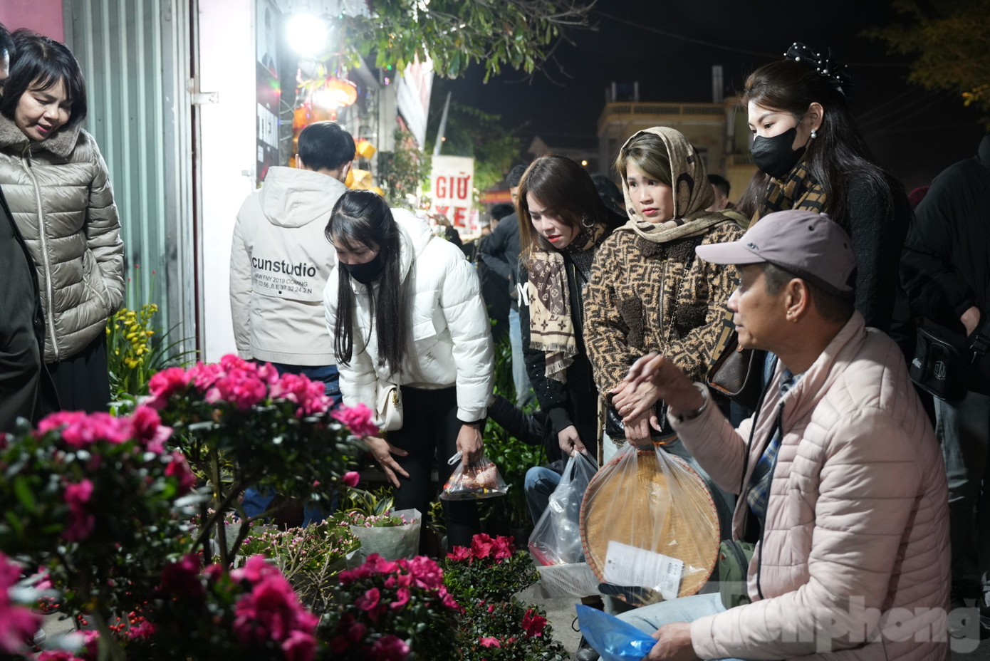 Về chợ Viềng, các hộ làm nghề buôn bán thì mong cầu mua may, bán may. Các hộ nông dân thuần túy thì mua cây giống, con giống, cầu cho mưa thuận gió hòa, nuôi trồng phát đạt...Người đi chợ Viềng không ai muốn ra về tay không, bởi thế mọi người đều cố gắng lựa chọn lấy một món đồ ưng ý trong vô số các mặt hàng đủ các chủng loại tại chợ.