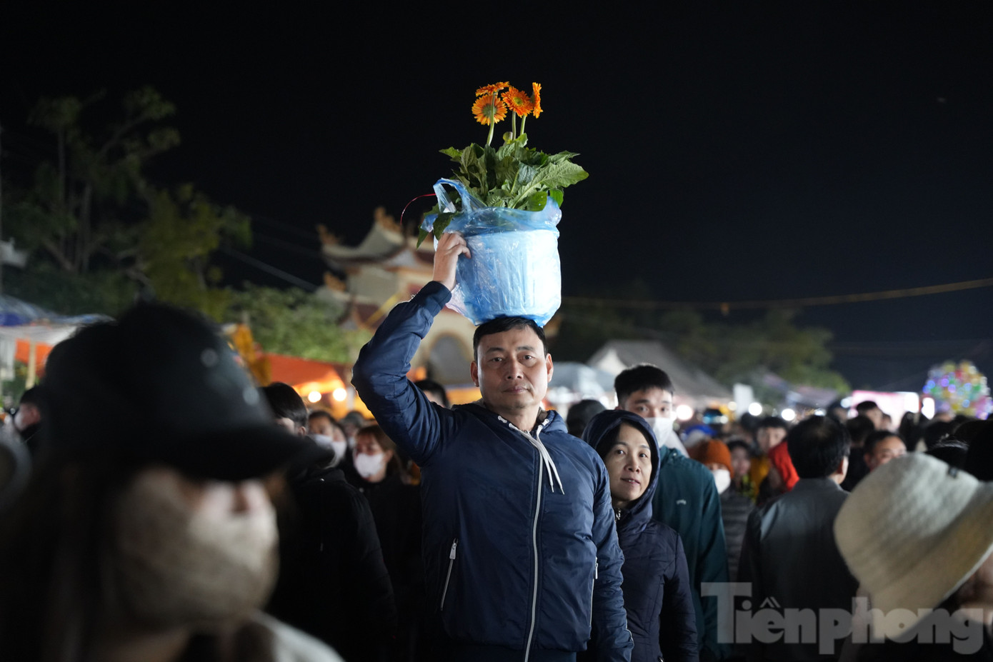 Người bán không nói thách cao, người mua cũng chẳng nên mặc cả nhiều để tránh xui xẻo hay làm mất đi tính tâm linh của phiên chợ.