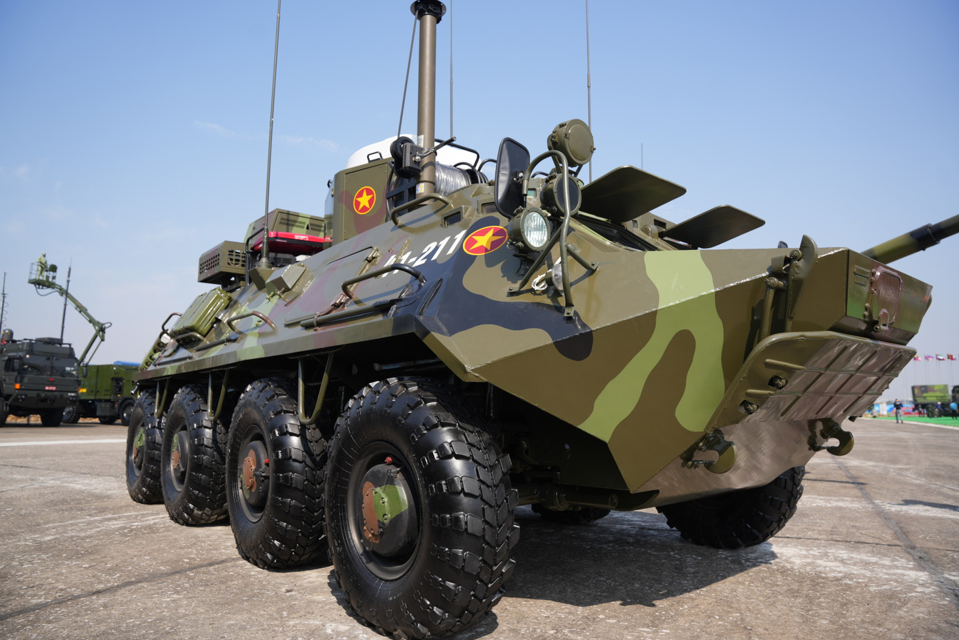 Được trưng bày cùng dàn xe chiến đấu bộ binh, xe tăng chủ lực là xe chỉ huy thông tin BTR-60 PU. Đây là mẫu xe được cải tiến từ xe thiết giáp chở quân BTR-60PB có lượng 10 tấn, dài 7,22 m, cao 2,06 m, rộng 2,82 m. Xe có động cơ 180 mã lực, tầm hoạt động 500 km với tốc độ 60-80 km/h tùy điều kiện.