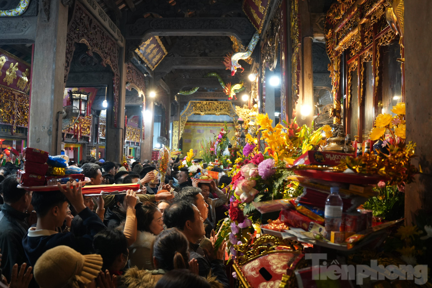 Dù nửa đêm phía trong Phủ Chính vẫn đông kín người.