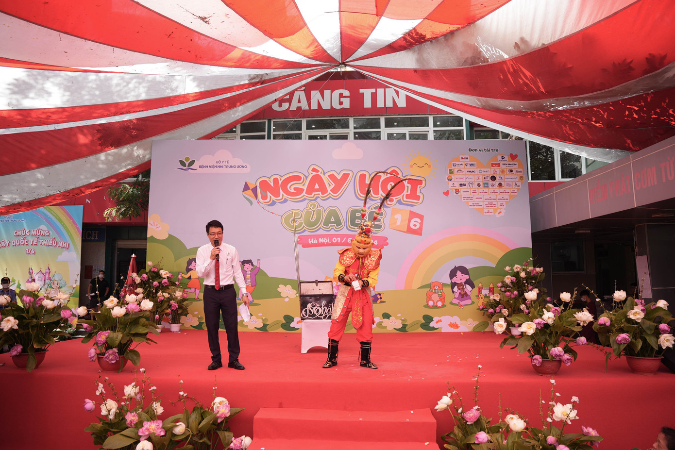Tại bệnh viện Nhi Trung Ương, với mong muốn chia sẻ, khích lệ tinh thần cho các gia đình và bệnh nhân nhân nhí có một ngày Quốc tế Thiếu nhi ý nghĩa, sáng nay 1/6 chương trình 'Ngày Hội của bé' đã được tổ chức tại khuôn viên bệnh viện.