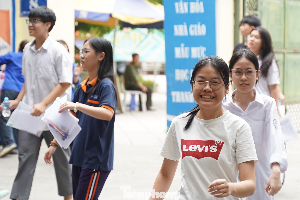 Đề ngoại ngữ &quot;dễ thở&quot; giúp các thí sinh hoàn thành buổi thi thứ hai kết thúc với tâm trạng thoải mái, sẵn sàng cho các môn thi tiếp theo.