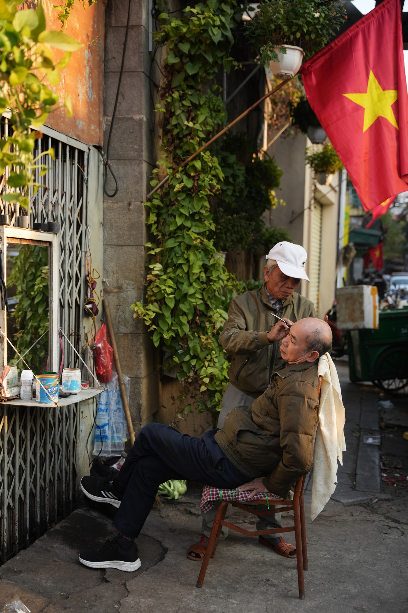 Người dân tranh thủ đi cắt tóc để đón năm mới. Người dân tranh thủ đi cắt tóc để đón năm mới.