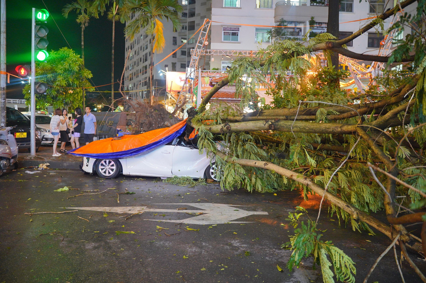 Cơn mưa giông bất ngờ đổ xuống Hà Nội vào khoảng 18h00 tối nay, kèm theo gió mạnh khiến đường phố mù mịt, nhiều hàng cây gãy đổ, bật gốc.