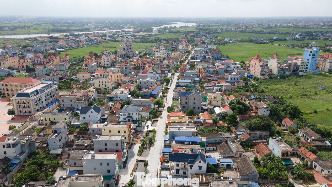 Nhà cao tầng, biệt thự hiện đại tại khu vực này có đủ kiểu kiến trúc, từ mái vòm, mái cong, thiết kế cầu kỳ theo phong cách kiến trúc lâu đài châu Âu.