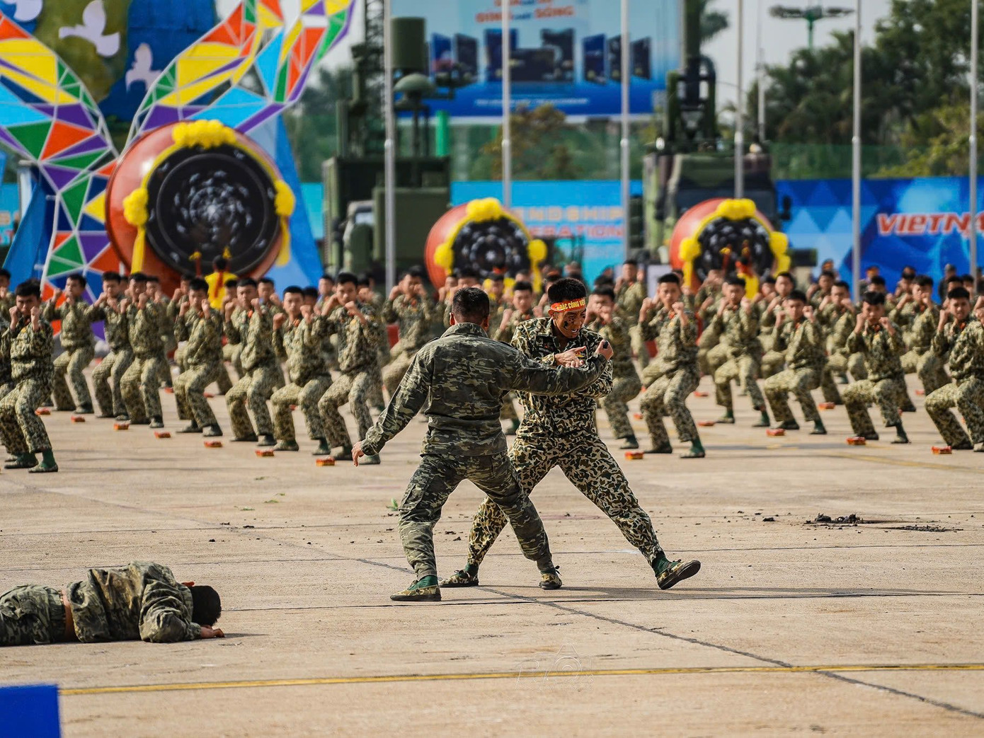 Lực lượng Đặc công Quân đội nhân dân Việt Nam biểu diễn tại lễ khai mạc.