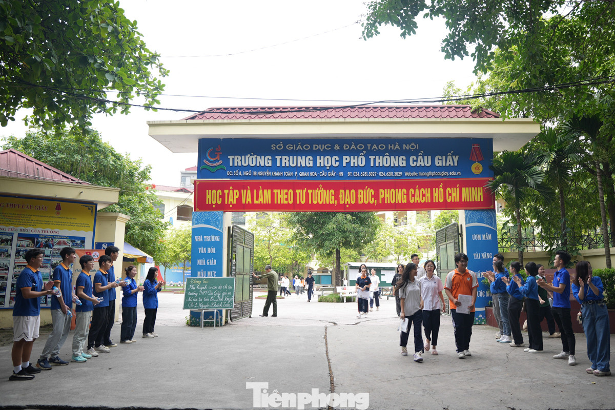 Chiều 8/6, sau 90 phút làm bài, các học sinh ở Hà Nội đã hoàn thành bài thi môn ngoại ngữ, môn thi thứ hai trong kỳ thi vào lớp 10 năm nay.