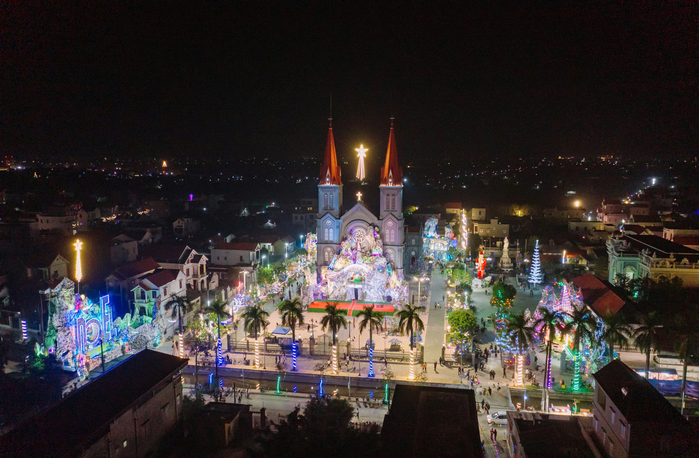 Nhà thờ giáo xứ Xuân Dục (Xã Xuân Ninh, huyện Xuân Trường) với kiến trúc mang đậm phong cách châu Âu, trở thành điểm đến hấp dẫn về kiến trúc và văn hóa.