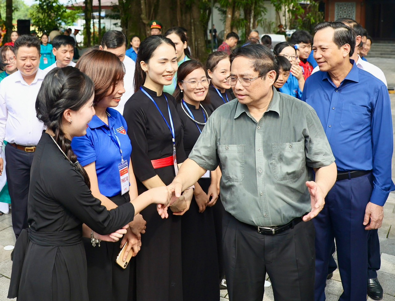 Thủ tướng ân cần động viên, nhắc nhở thế hệ trẻ luôn phải biết ơn, tri ân, chăm lo và nhớ tới những thế hệ đi trước.