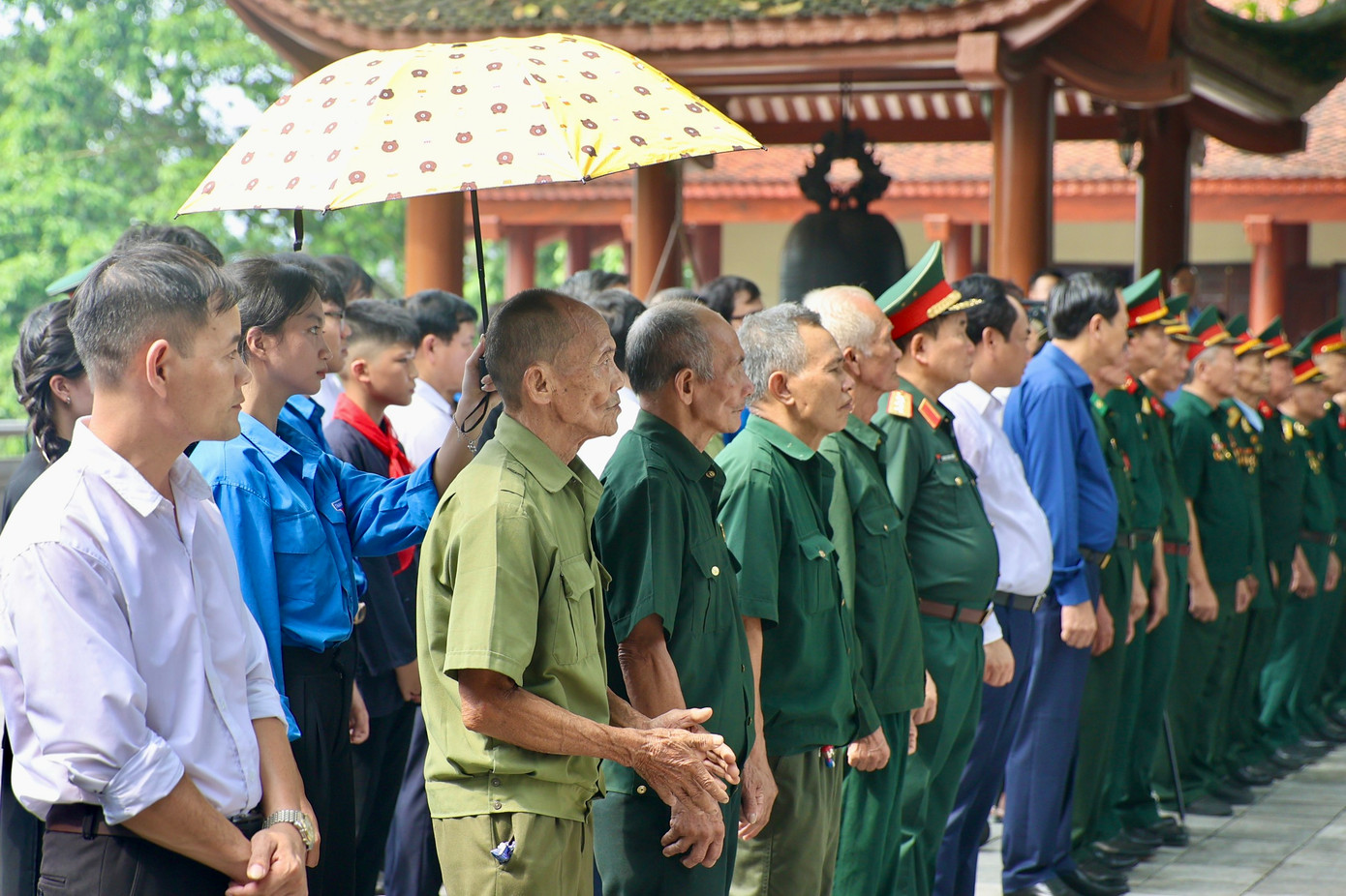 Thủ tướng bày tỏ niềm xúc động khi biết nhiều cựu chiến binh, thương bệnh binh, thân nhân liệt sĩ đã nỗ lực vượt qua đau thương, mất mát, chiến thắng bệnh tật, vươn lên trong cuộc sống, gương mẫu đi đầu trong công tác, lao động, học tập; năng động, sáng tạo, tiếp tục cống hiến cho quê hương, đất nước.