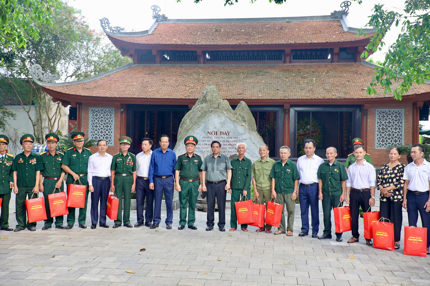 Thủ tướng tặng quà người có công với cách mạng và thân nhân liệt sĩ trên địa bàn huyện Đại Từ