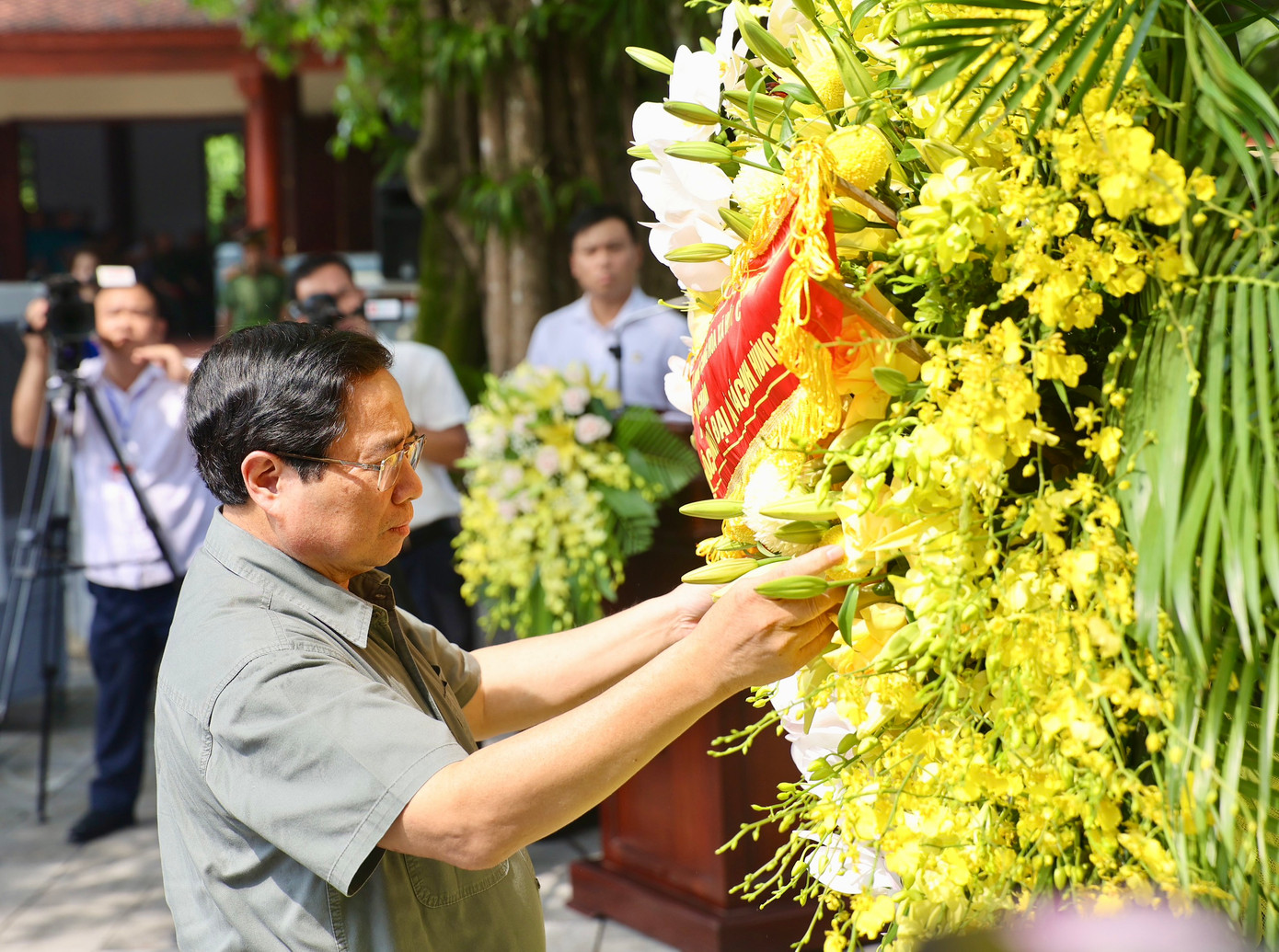 Thủ tướng Phạm Minh Chính và Đoàn công tác đã dâng hoa tại Khu di tích lịch sử Quốc gia 27/7 ở xóm Bàn Cờ, thị trấn Hùng Sơn, huyện Đại Từ, tỉnh Thái Nguyên - nơi vào ngày 27/7/1947 diễn ra cuộc mít tinh trọng thể gồm 300 cán bộ, bộ đội và đại diện các tầng lớp nhân dân địa phương họp mặt nghe công bố bức thư của Bác Hồ, ghi nhận sự ra đời Ngày Thương binh - Liệt sĩ.