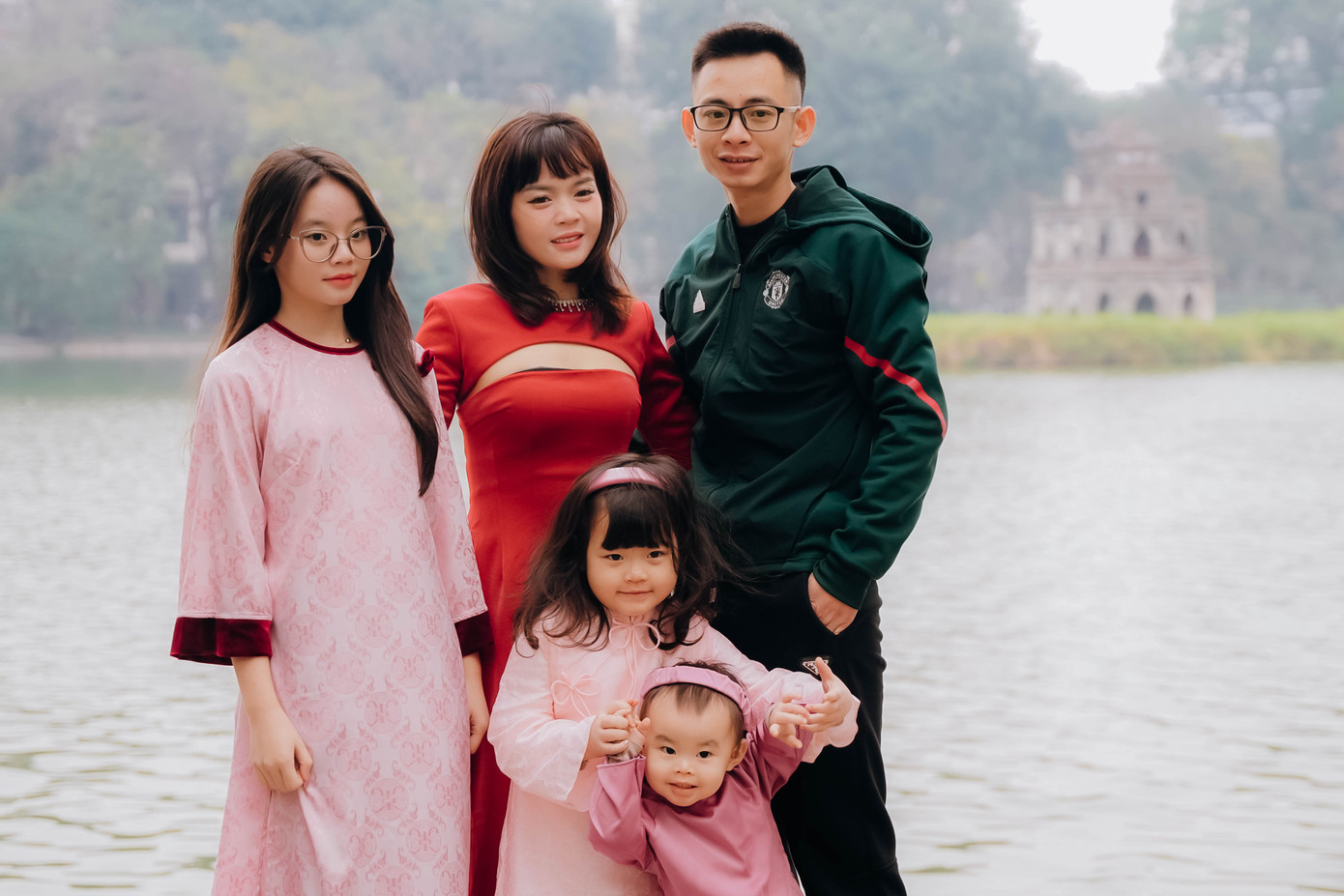 Quanh khu vực bờ hồ, rất đông các gia đình tạo dáng chụp ảnh lưu lại khoảnh khắc đoàn viên.