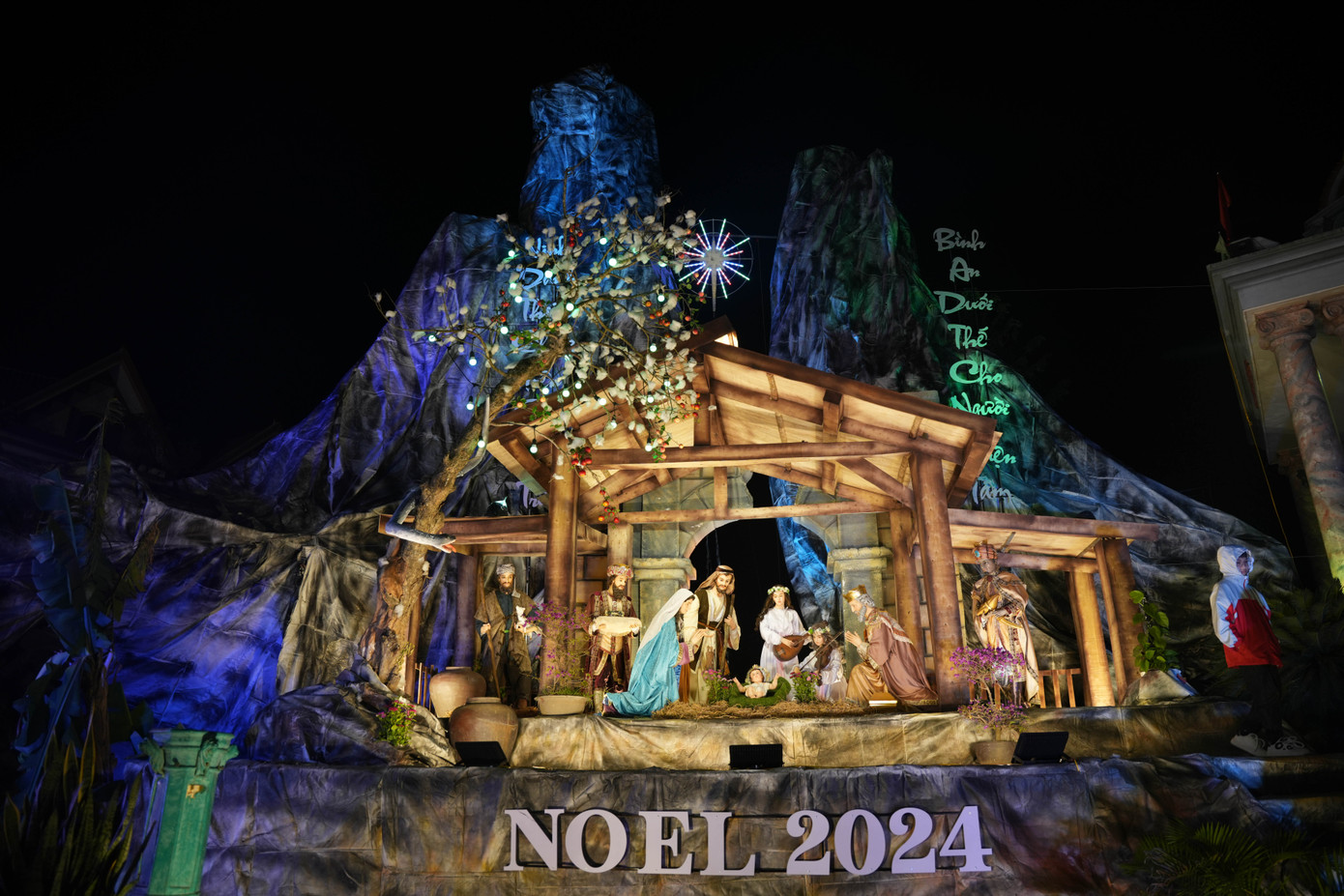 Ngoài các giáo xứ, giáo họ trong giáo phận Bùi Chu được trang hoàng lộng lẫy, hoàn tất những khâu cuối cùng để chuẩn bị lễ Giáng sinh.