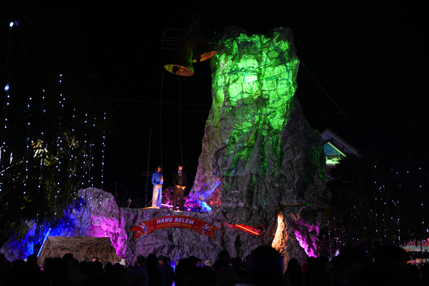 Trong dịp giáng sinh hay những ngày lễ trọng, nhà thờ giáo xứ Xương Điền được trang trí lộng lẫy với hàng nghìn bóng đèn led, trong khuôn viên phục dựng hang đá máng cỏ chúa hài đồng.