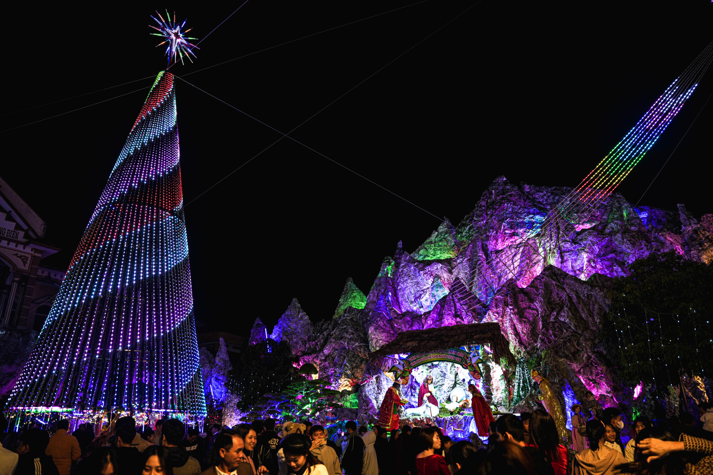 Trong dịp giáng sinh hay những ngày lễ trọng, nhà thờ giáo xứ Xương Điền được trang trí lộng lẫy với hàng nghìn bóng đèn led, trong khuôn viên phục dựng hang đá máng cỏ chúa hài đồng.