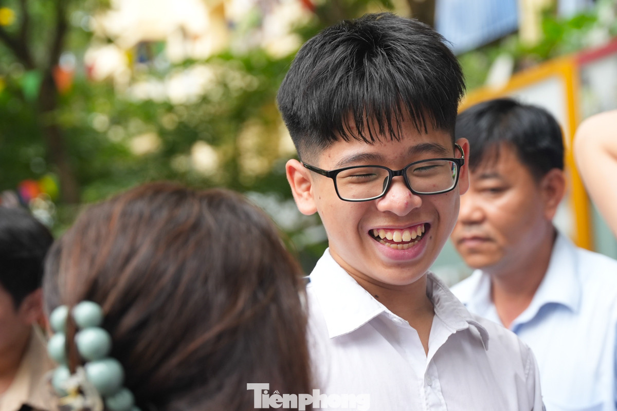 Vui vẻ với người thân khi ra khỏi điểm thi.