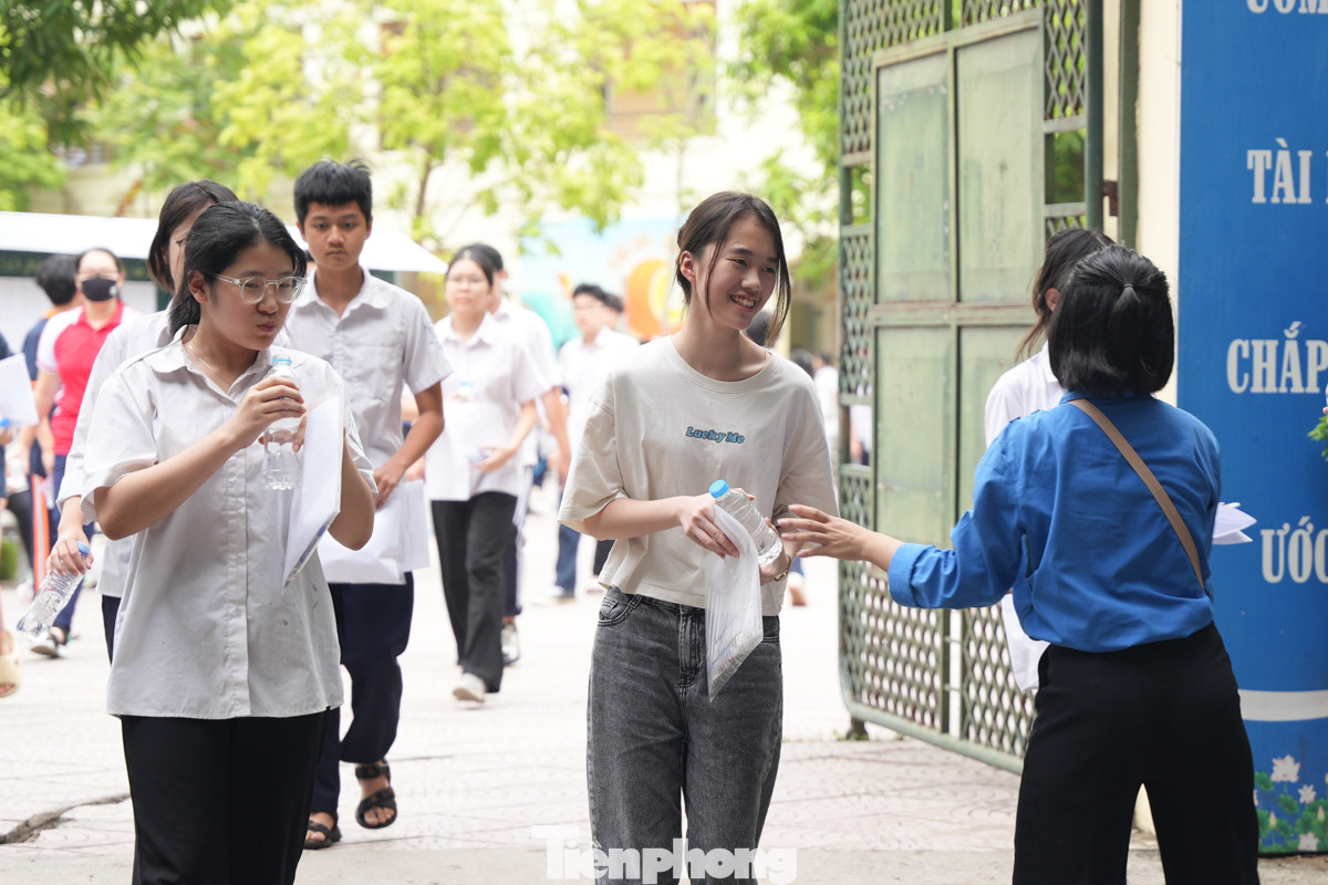 Tại điểm trường THPT Cầu Giấy, ngay khi bước ra cổng trường, nhiều thí sinh không giấu nổi cảm xúc vui mừng vì đề phù hợp với năng lực.