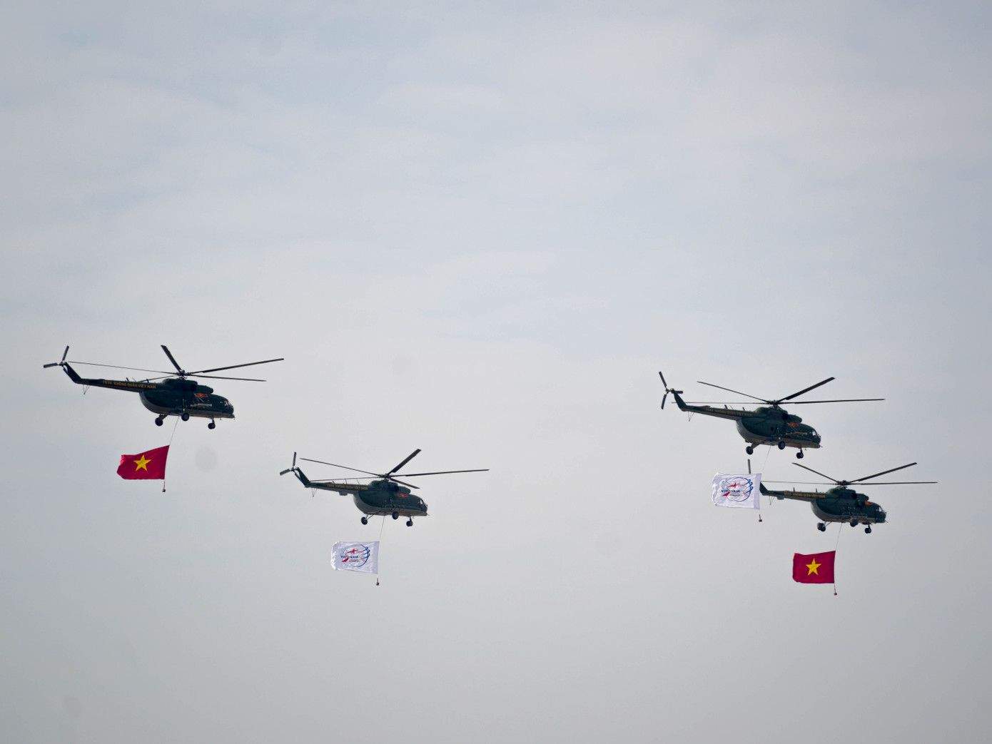 Màn bay trình diễn với những khoa mục động tác cao cấp, độ khó rất cao của các chiến đấu cơ Su-30MK2 và trực thăng vũ trang tại lễ khai mạc.