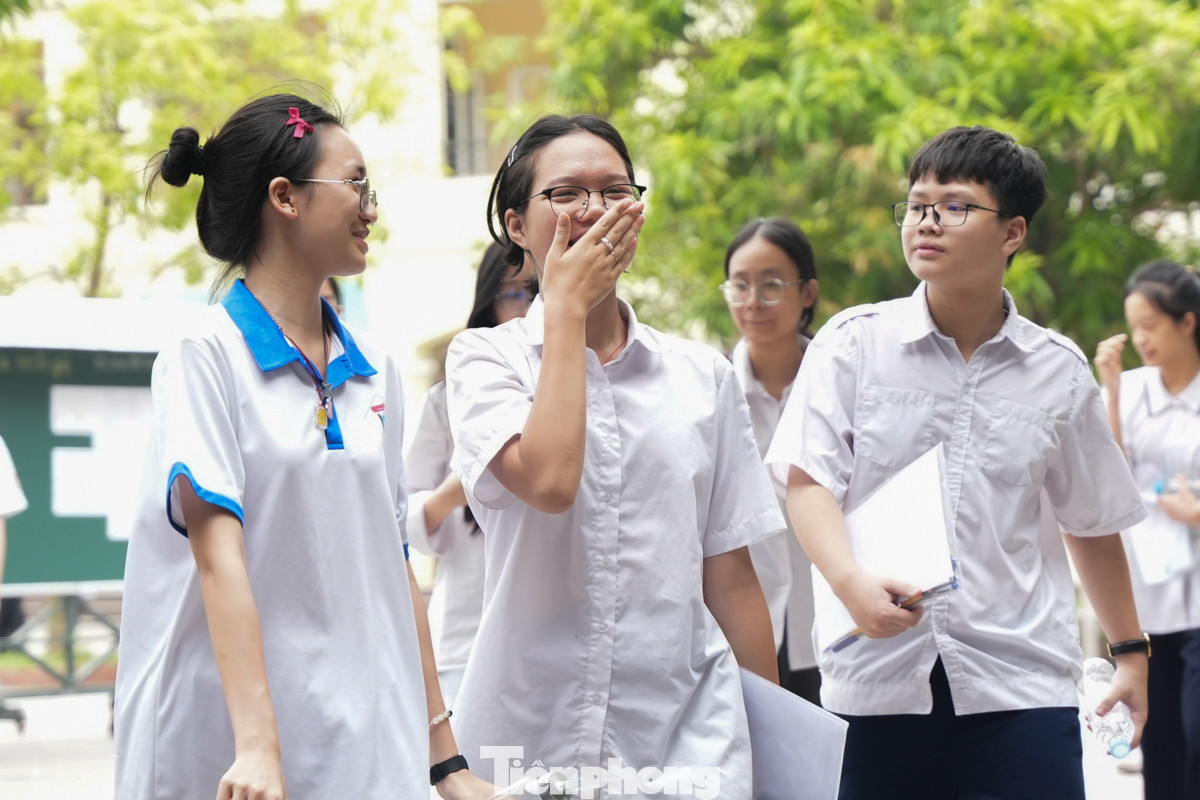 Các thí sinh ra về với tâm lý thoải mái.