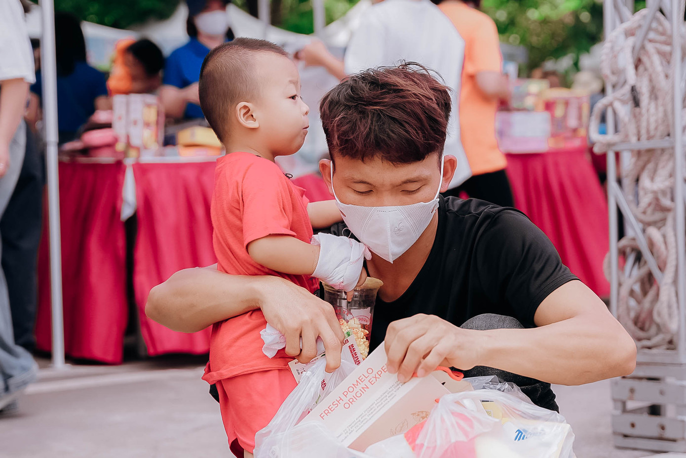 "Chương trình thực sự rất ý nghĩa, với các em bệnh nhi phải chịu nhiều thiệt thòi vì không thể ra ngoài vui chơi như các bạn đồng trang lứa. Là một người cha, tôi rất cảm động với những việc tử tế thế này", anh Lê Minh Hà (Thanh Xuân) chia sẻ.