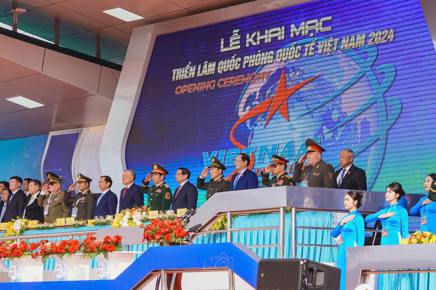 Thủ tướng Phạm Minh Chính cùng các đại biểu và quan khách thực hiện nghi lễ chào cờ.