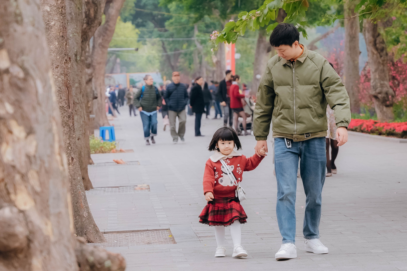 Nhiều phụ huynh đưa các con nhỏ đi dạo phố, tận hưởng không khí trong lành đầu xuân.