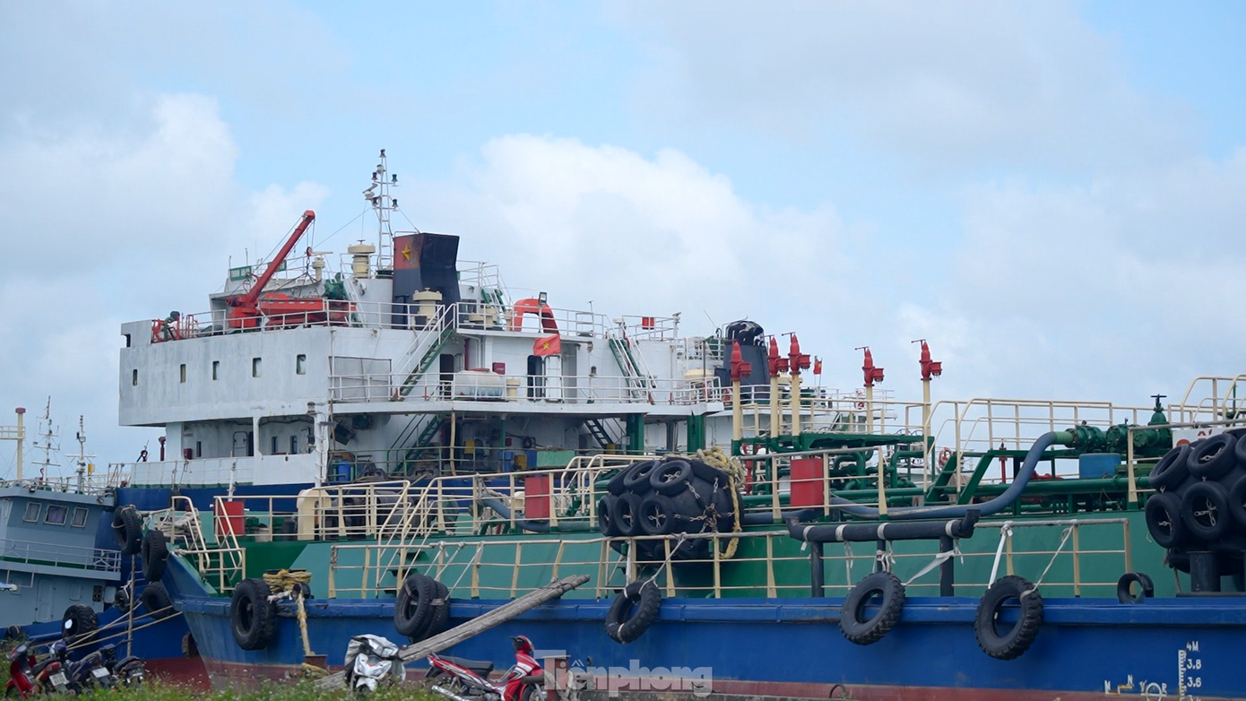 Theo người dân ở đây, nghề vận tải thuỷ phát triển từ những năm 1950. Đến năm 1990, làng Phú An có 10 tàu sông tải trọng từ 70-150 tấn của các chủ tàu tư nhân. Hiện tại, đội tàu của làng phát triển lên đến khoảng 400 phương tiện lớn nhỏ các loại, tải trọng từ 1.000 - 5.500 tấn. Theo tiết lộ, trung bình mỗi gia đình ở làng Phú An đều sở hữu từ 1 đến 2 tàu vận tải.