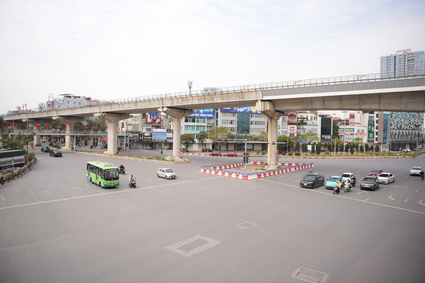 Hà Nội trong buổi chiều cuối cùng năm Giáp Thìn (28/1/2025) vắng vẻ, im ắng. Các con đường rất ít người đi lại. Hà Nội trong buổi chiều cuối cùng năm Giáp Thìn (28/1/2025) vắng vẻ, im ắng. Các con đường rất ít người đi lại.