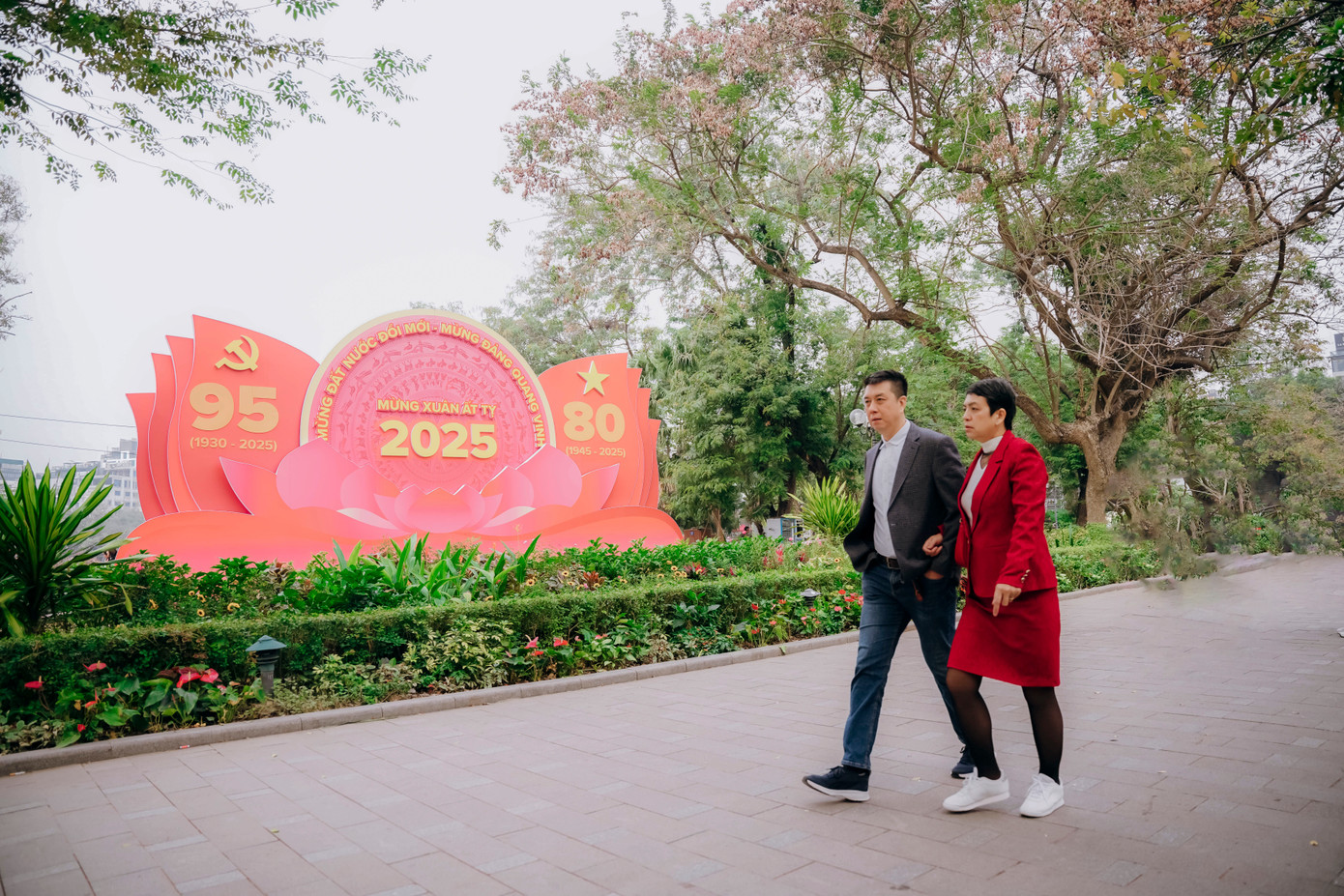 Tại phố đi bộ hồ Hoàn Kiếm, không khí trong lành, thoáng đãng, người dân và du khách tản bộ dọc bờ hồ, tận hưởng những khoảnh khắc yên bình.