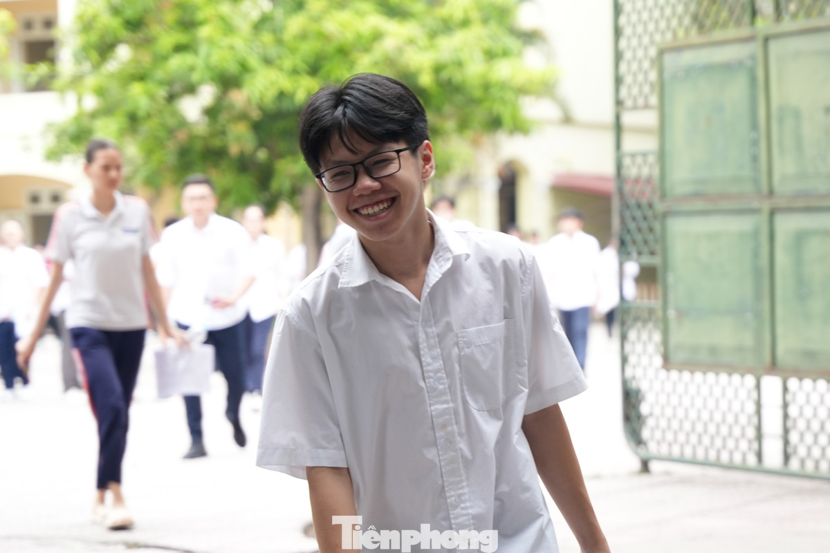 Vui vẻ với người thân khi ra khỏi điểm thi.