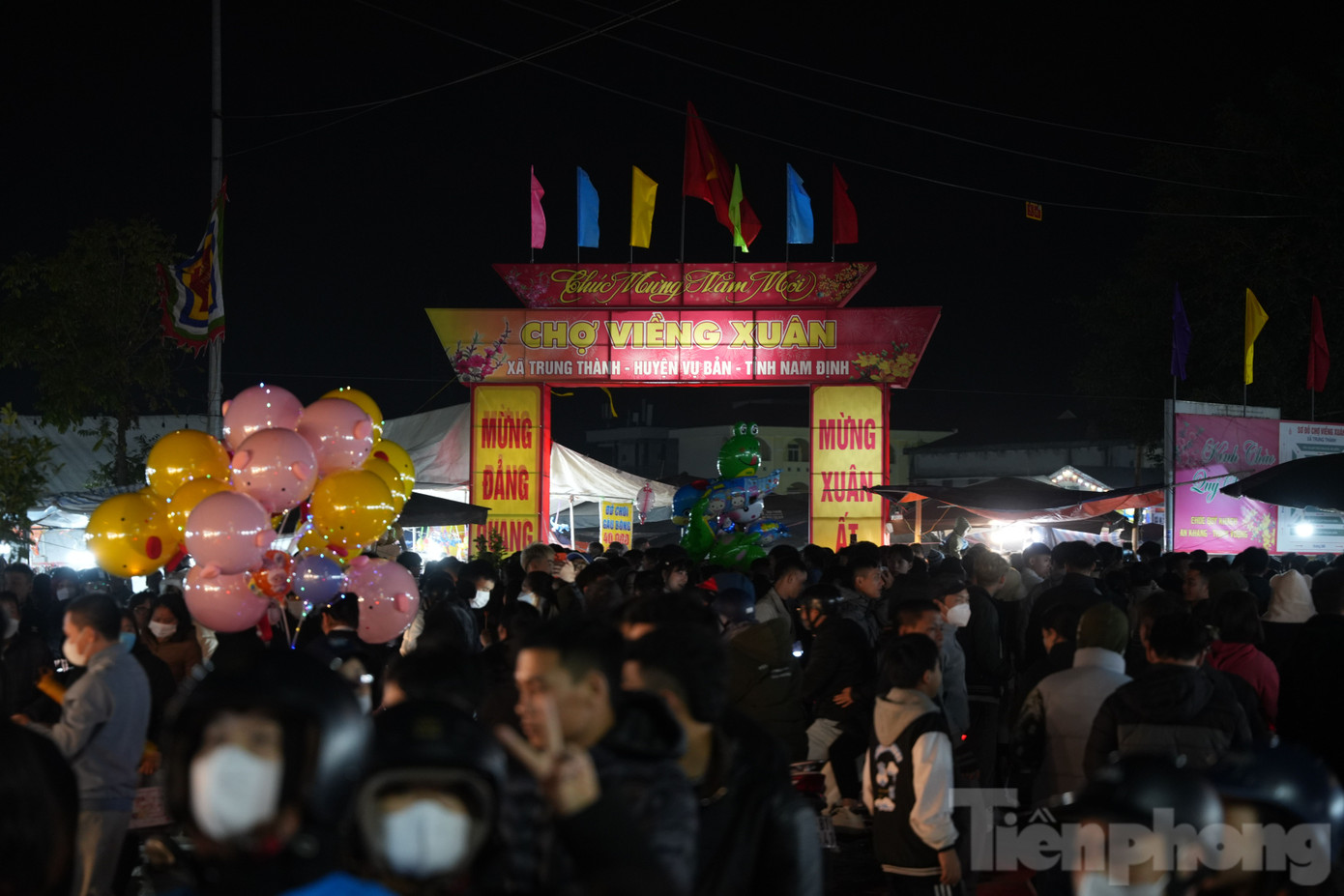 Chợ Viềng chỉ họp 1 phiên duy nhất trong năm là đêm mùng 7, rạng sáng mùng 8 tháng Giêng. Với nhiều người đi chơi chợ Viềng chính là đi hội, đi “mua may, bán rủi” cầu lành, mua “lộc” đầu năm mới.