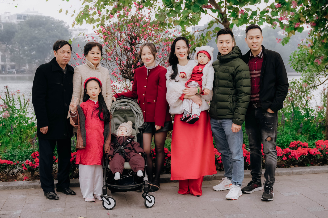 Quanh khu vực bờ hồ, rất đông các gia đình tạo dáng chụp ảnh lưu lại khoảnh khắc đoàn viên.