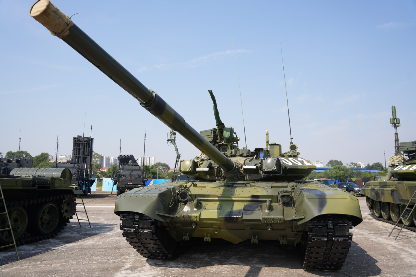 Ngoài hỏa lực mạnh và hệ thống giáp bảo vệ đa lớp, T-90S/SK còn có khả năng cơ động cao khi có thể đạt tốc độ tối đa lên tới 60km/giờ với dự trữ hành trình khoảng 550km. Bên cạnh đó, T-90S/SK còn được lắp đặt hệ thống dẫn đường hiện đại, điều hòa nhiệt độ... đảm bảo điều kiện hoạt động hết sức thuận lợi cho kíp điều khiển.