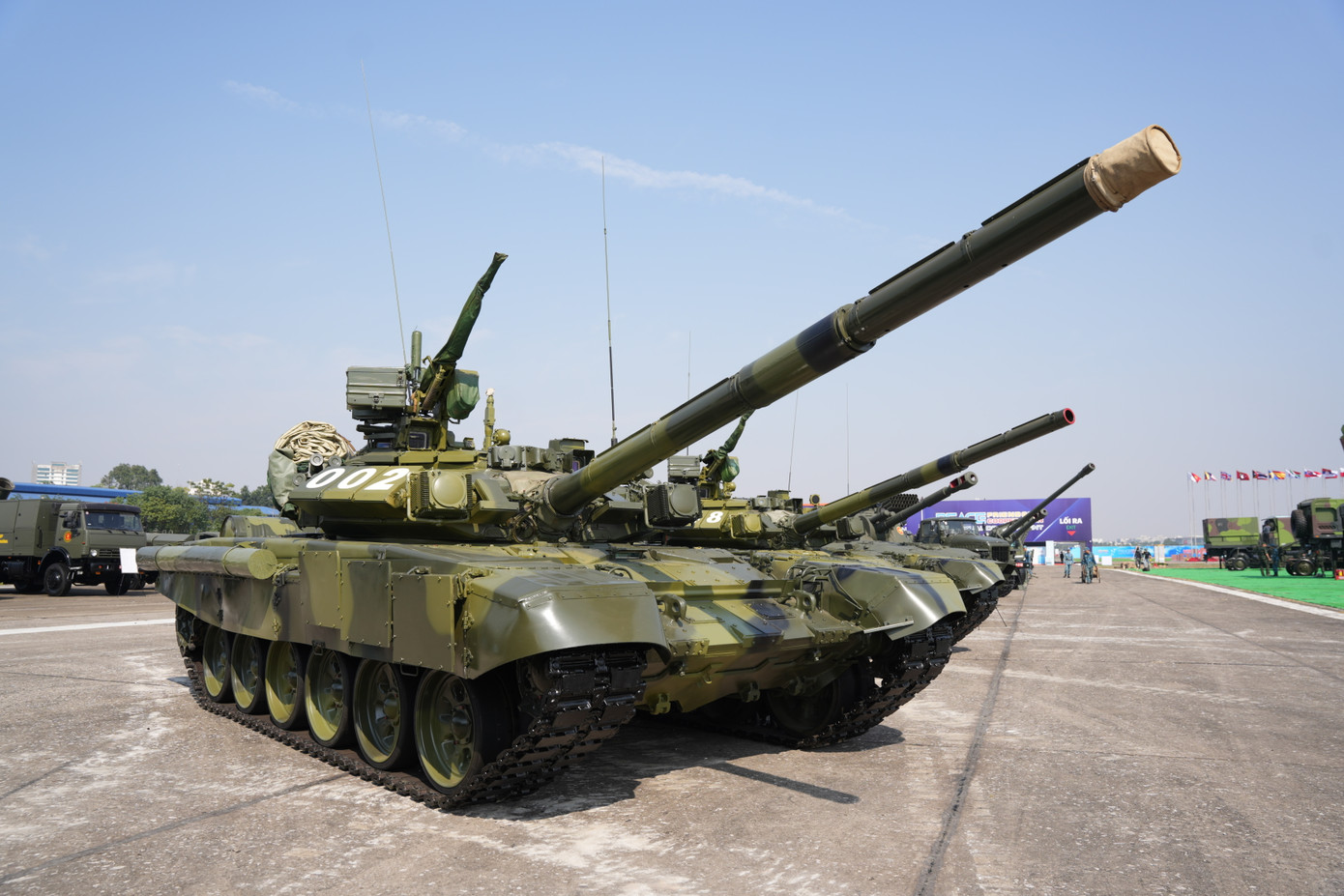 Trong ảnh là phiên bản xe chỉ huy T-90SK được trưng bày tại Triển lãm Quốc phòng Quốc tế Việt Nam 2024.