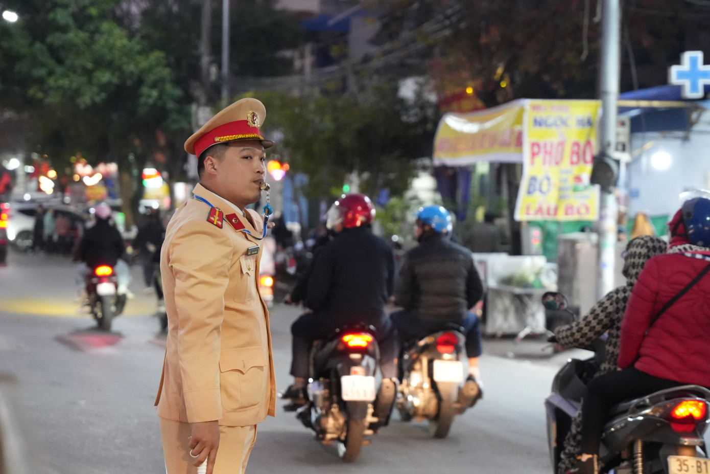 Lực lượng Cảnh sát giao thông túc trực trên các trục đường chính để phân luồng giao thông, hướng dẫn người dân di chuyển quanh khu vực chợ Viềng.