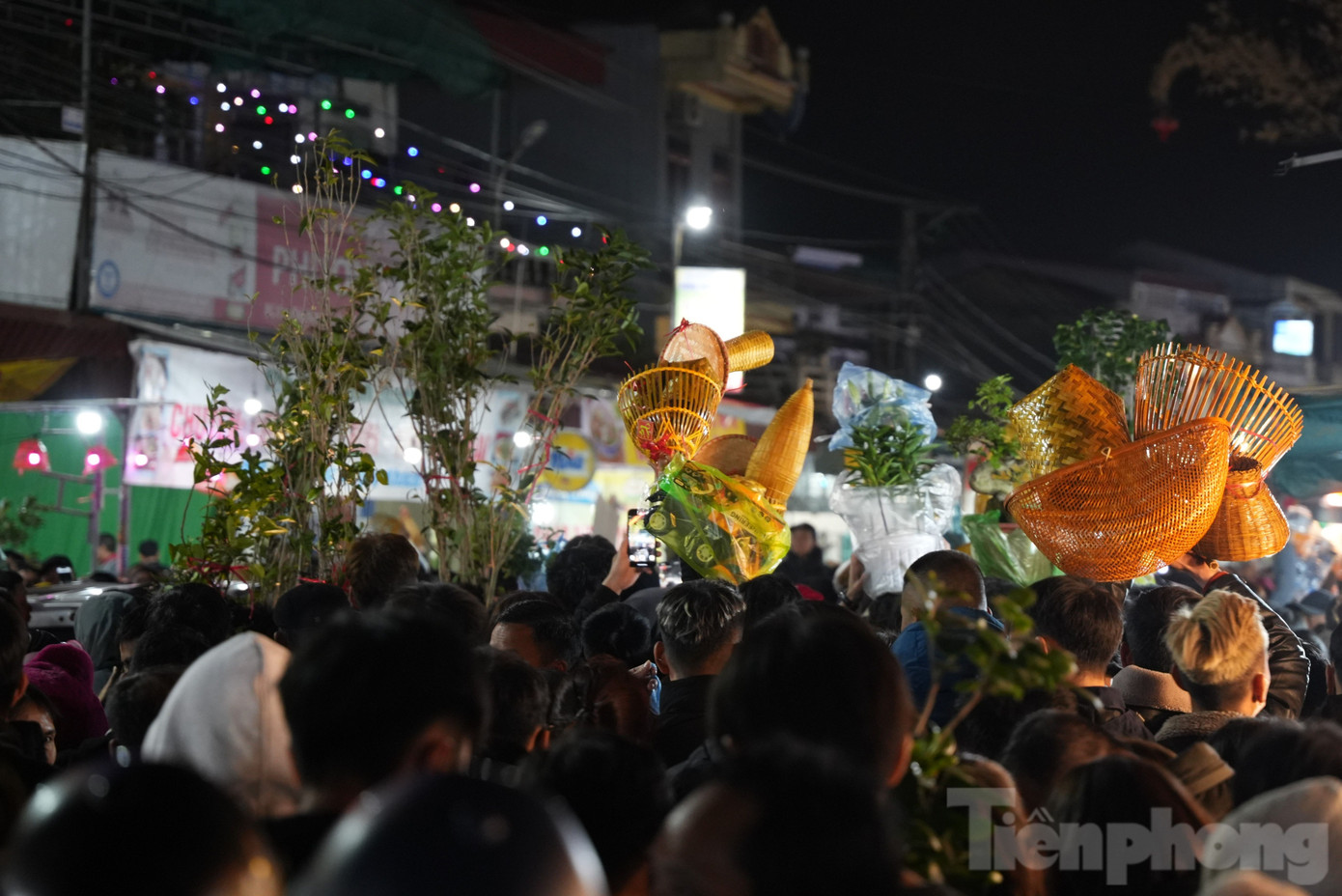 Đa phần người đi chợ Viềng đều không đặt nặng lời lãi mà chỉ mong “mua may, bán rủi” để cho năm mới được thuận lợi, bình an.