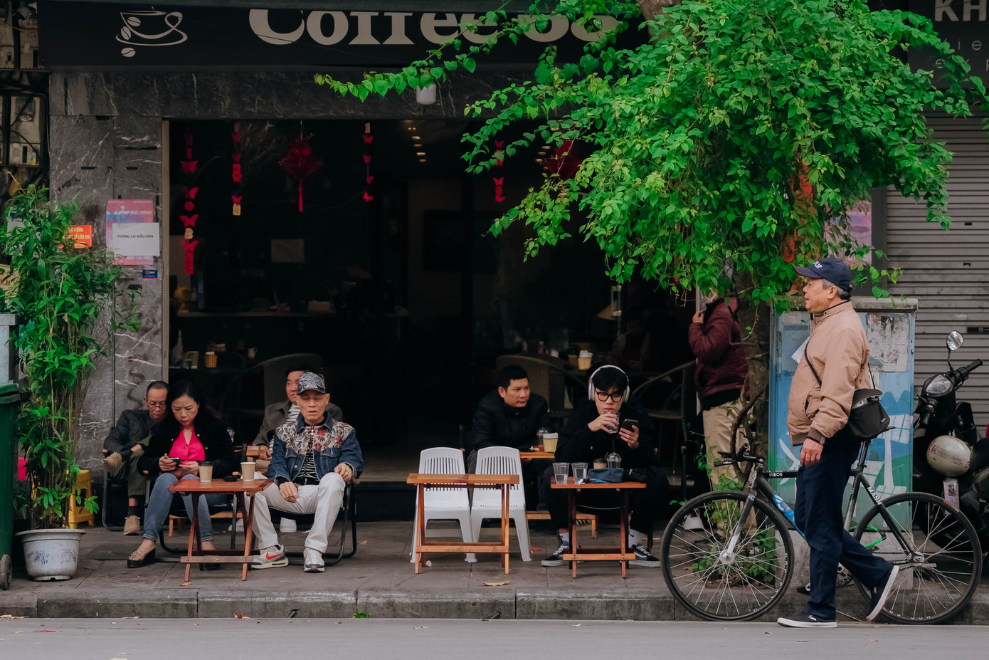 Quán cà phê là địa điểm lý tưởng của các bạn trẻ và nhiều gia đình để sum họp, trò chuyện.