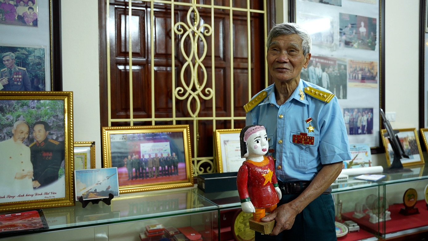 AHLLVTND - nghệ nhân Đinh Thế Văn chia sẻ về tiết mục Hà Nội đánh B52. AHLLVTND - nghệ nhân Đinh Thế Văn chia sẻ về tiết mục Hà Nội đánh B52.