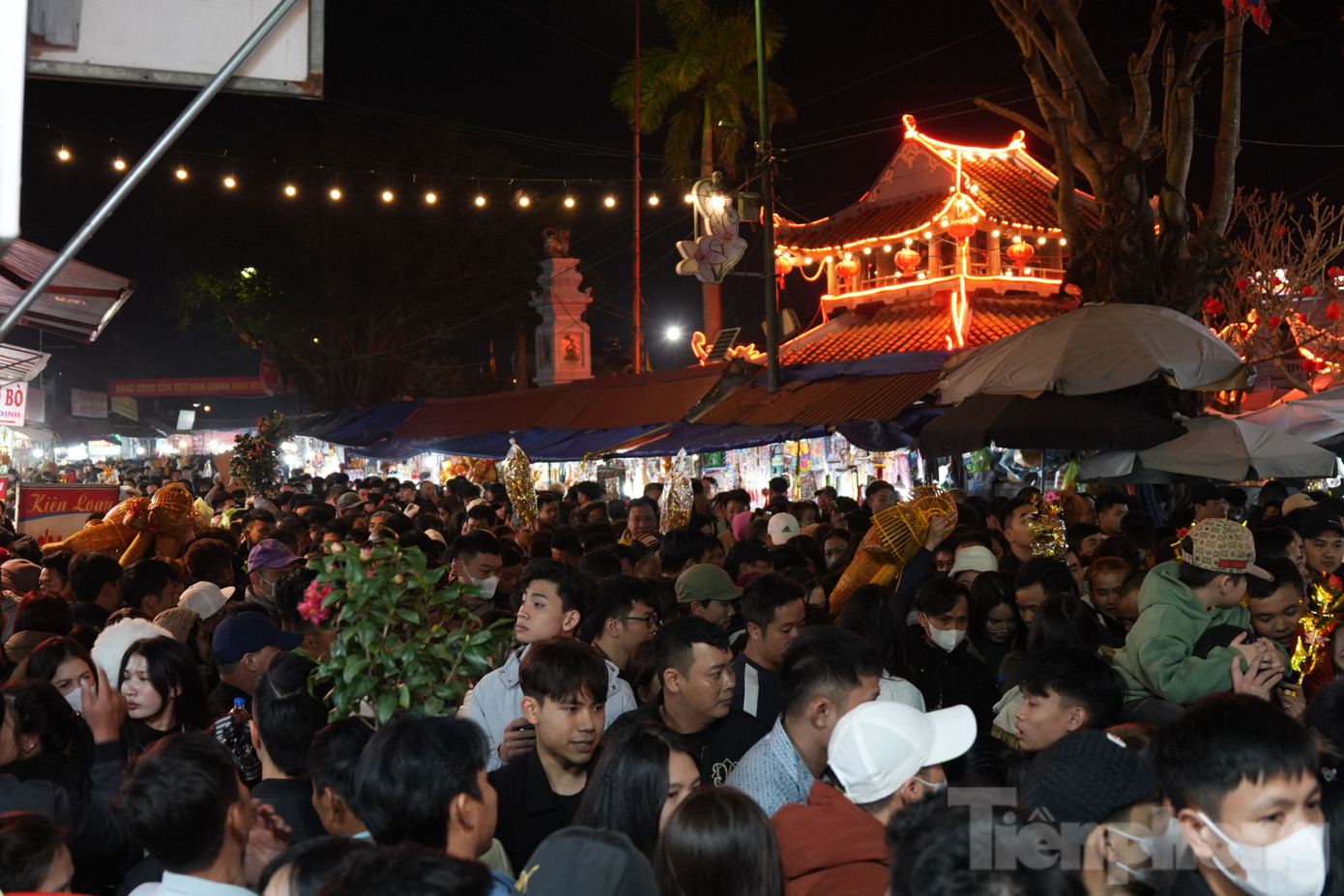 Người dân đội mâm lễ nhích từng chút một vào phủ để dâng lễ đầu năm.