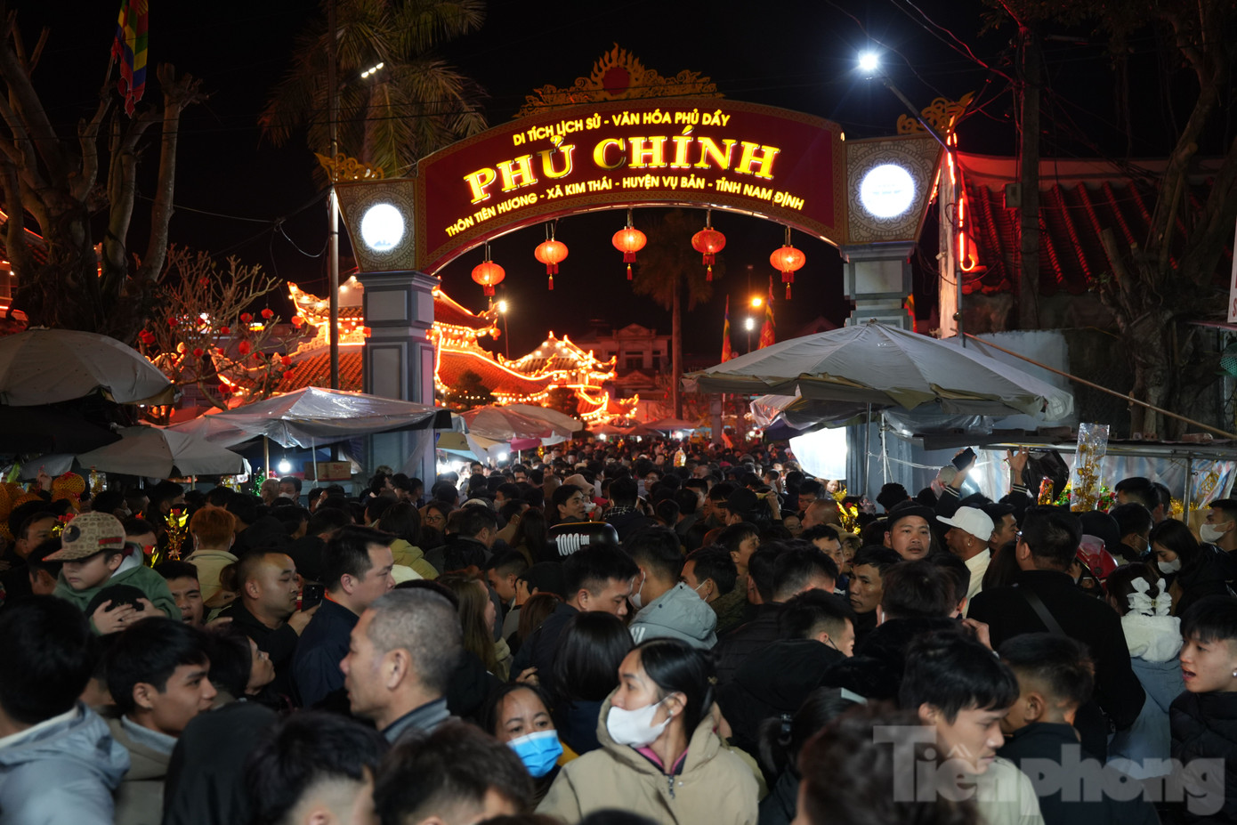 "Biển người" đi lễ Phủ Chính.