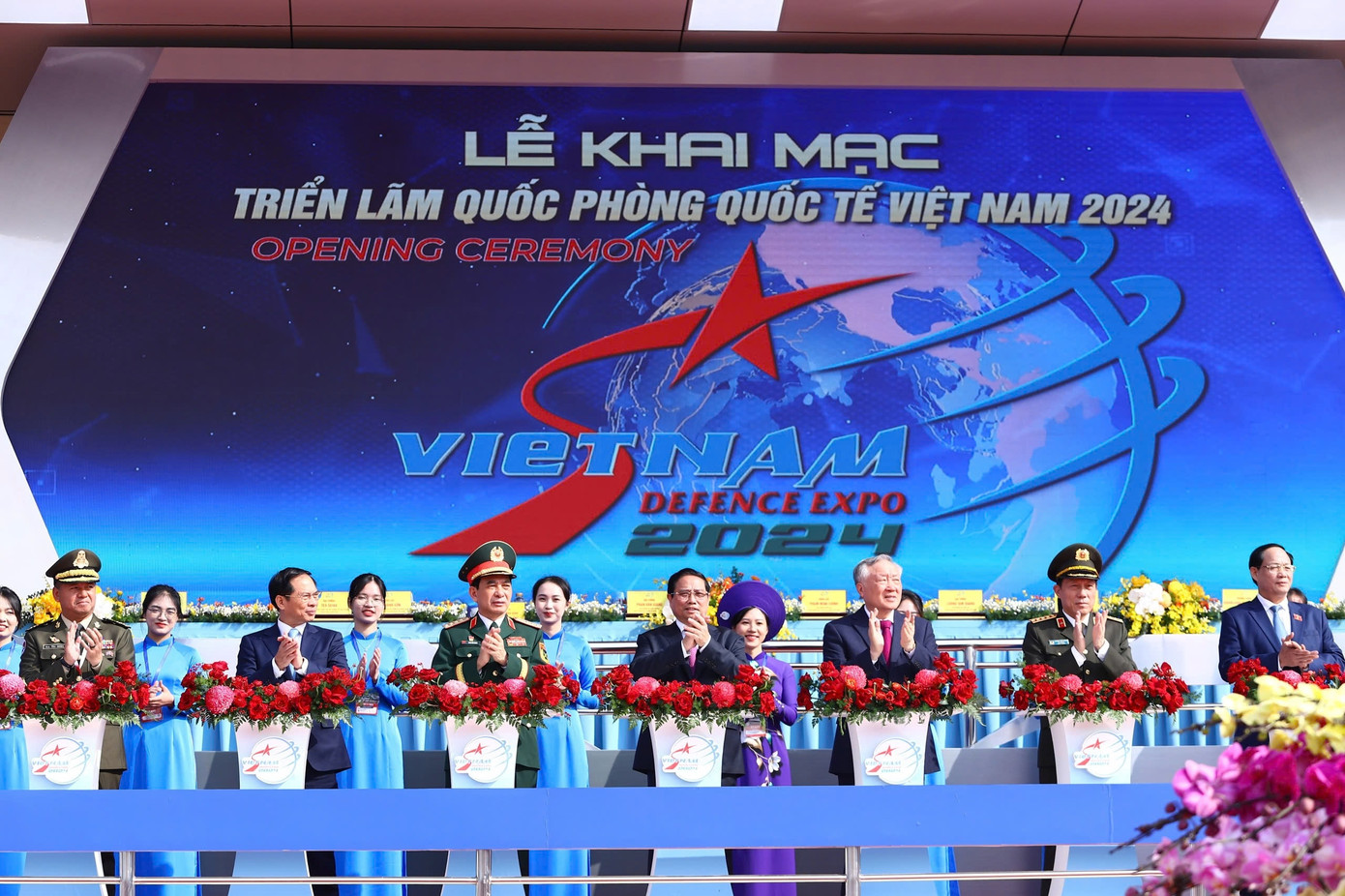 Thủ tướng Phạm Minh Chính, Bộ trưởng Bộ Quốc phòng Phan Văn Giang cùng các đại biểu, khách mời quốc tế nhấn nút khai mạc triển lãm.