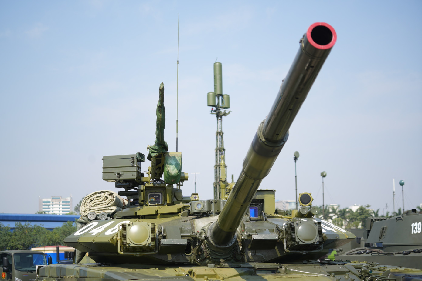 T-90S/SK được trang bị pháo chính nòng trơn 2A46M5 cỡ 125mm, súng máy phòng không 12,7mm, lớp giáp phản ứng nổ, hệ thống áp chế điện tử...