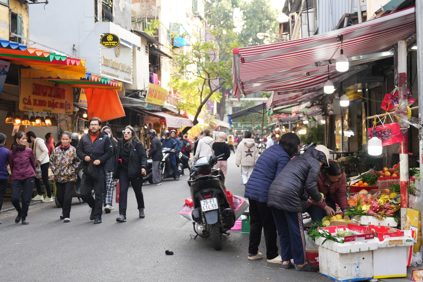 Tại một số tuyến phố trong khu vực phố cổ Hà Nội vẫn tấp nập, nơi đây bán các mặt hàng thiết yếu, người mua khá đông. Tại một số tuyến phố trong khu vực phố cổ Hà Nội vẫn tấp nập, nơi đây bán các mặt hàng thiết yếu, người mua khá đông.