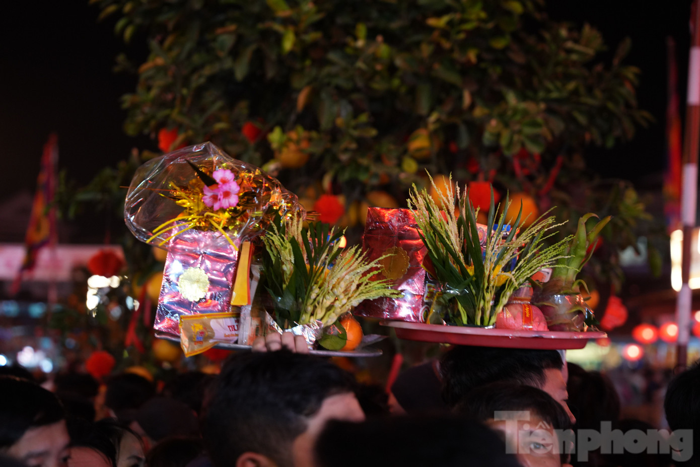 Người dân đội mâm lễ nhích từng chút một vào phủ để dâng lễ đầu năm.