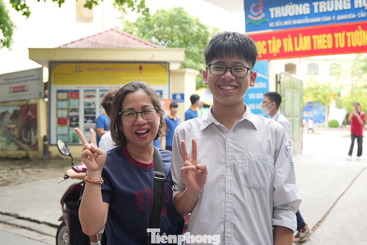 Thí sinh Trần Đức Anh vừa ra cổng trường đã tìm mẹ và khoe &quot;con được 10 điểm&quot;. Đức Anh cho biết: &quot;Ngày hôm nay 2 môn thi em đều làm tốt, em sẽ cố gắng ngày mai nữa để có thể đạt được nguyện vọng của mình&quot;.