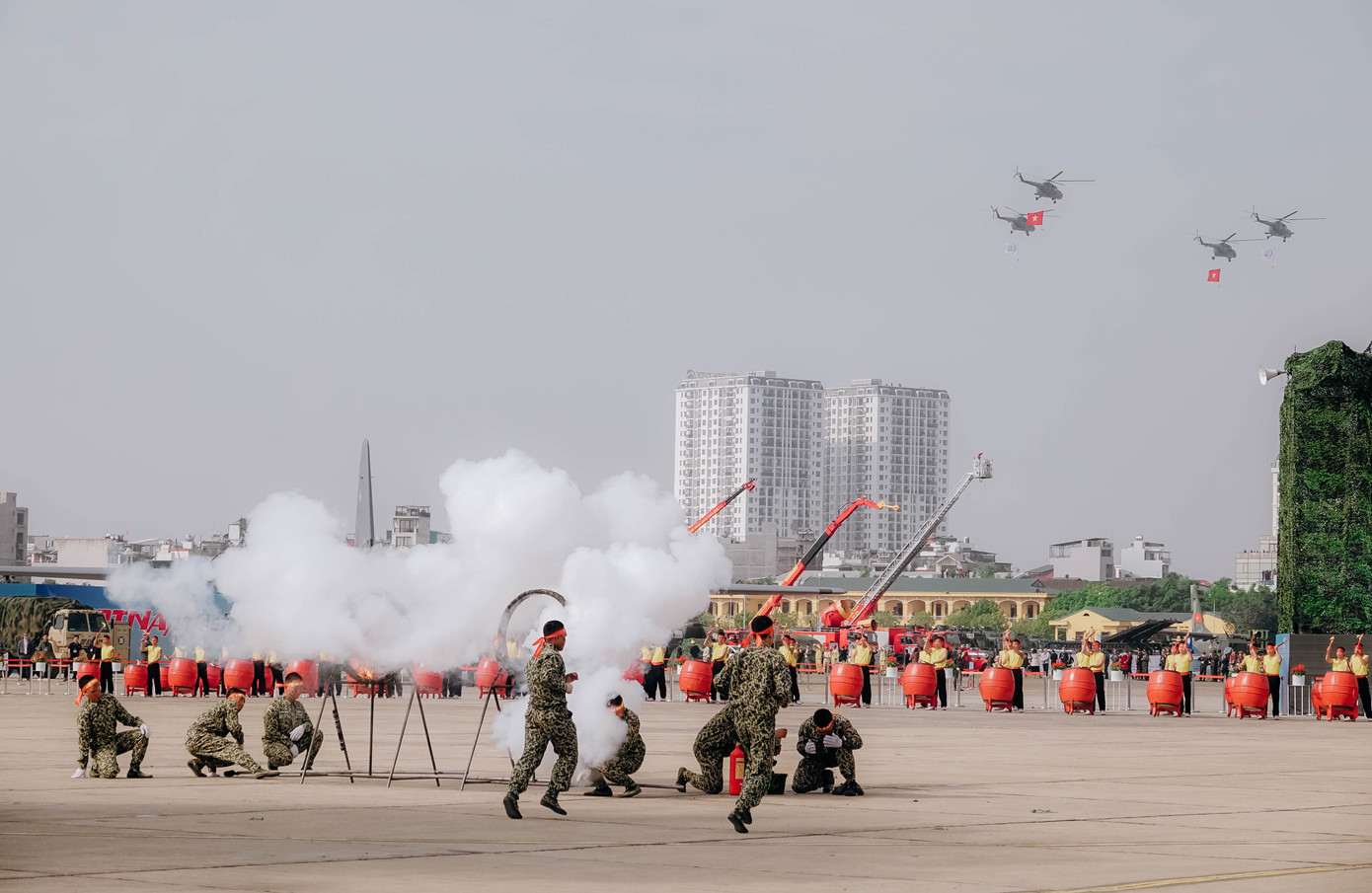 Lực lượng Đặc công Quân đội nhân dân Việt Nam biểu diễn tại lễ khai mạc.