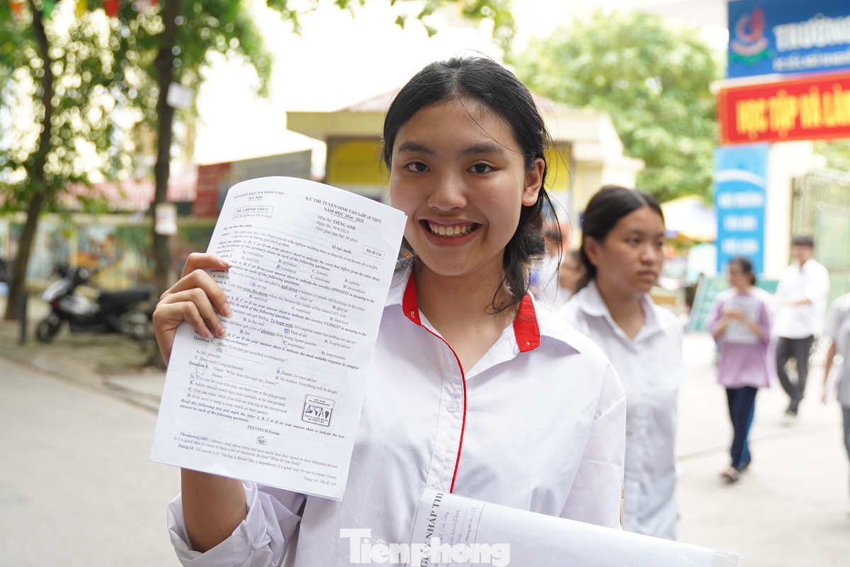 Em Kiều Minh Khuê (THCS Nguyễn Bỉnh Khiêm) là thí sinh đầu tiên bước ra tại điểm thi THPT Cầu Giấy. &quot;Em thấy đề không quá khó, tiếng Anh cũng là môn thế mạnh của em nên em tự tin mình sẽ đạt điểm cao.